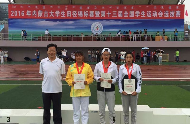 女子200m冠军张晓玲、亚军刘佳.jpg