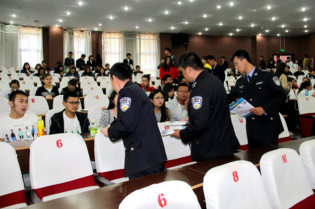 禁毒6干警分发宣传资料.jpg